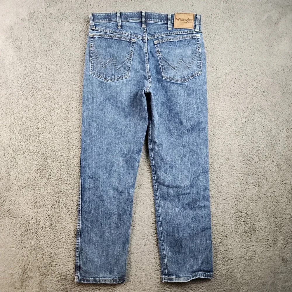 Wrangler Men’s Straight Jeans in Light Blue Wash